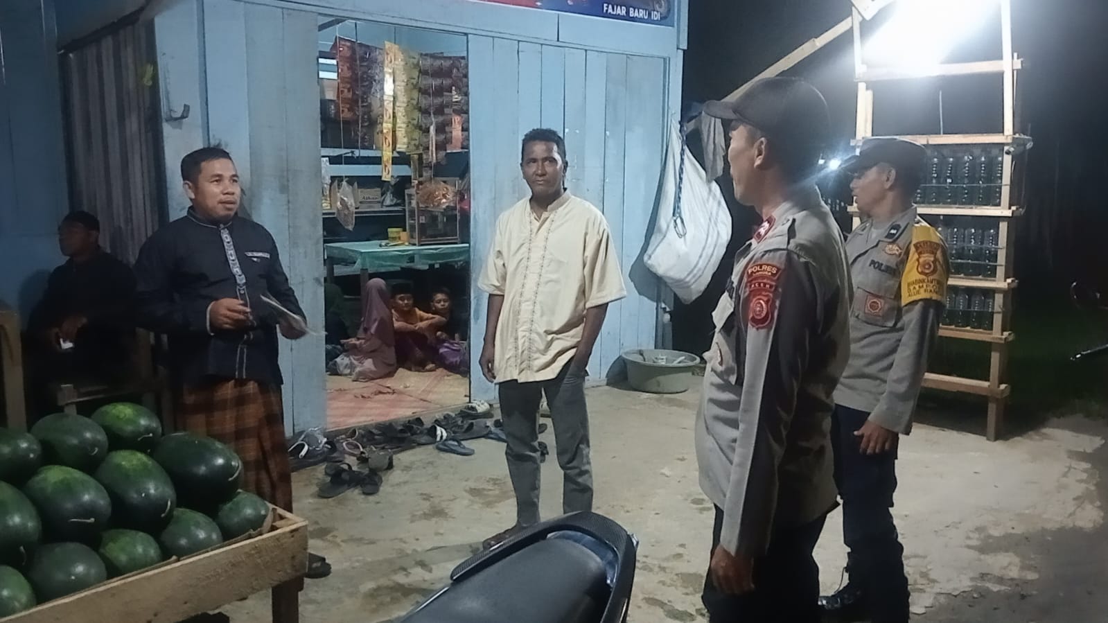Patroli Polsek Sungai Raya Pantau Aktivitas Masyarakat di Wilayah Gampong