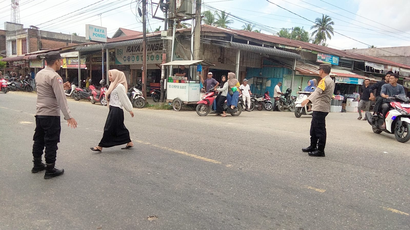 Polsek Sungai Raya Laksanakan Protap 01 di Simpang Pasar Pekan
