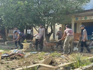 BKO Brimob Nusantara Lakukan Pembersihan Pasca Banjir di Manyak Payed