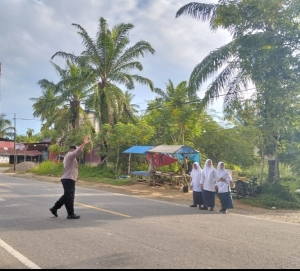 Pengaturan Lalu Lintas Pagi Polsek Sungai Raya Dukung Kelancaran Aktivitas Sekolah