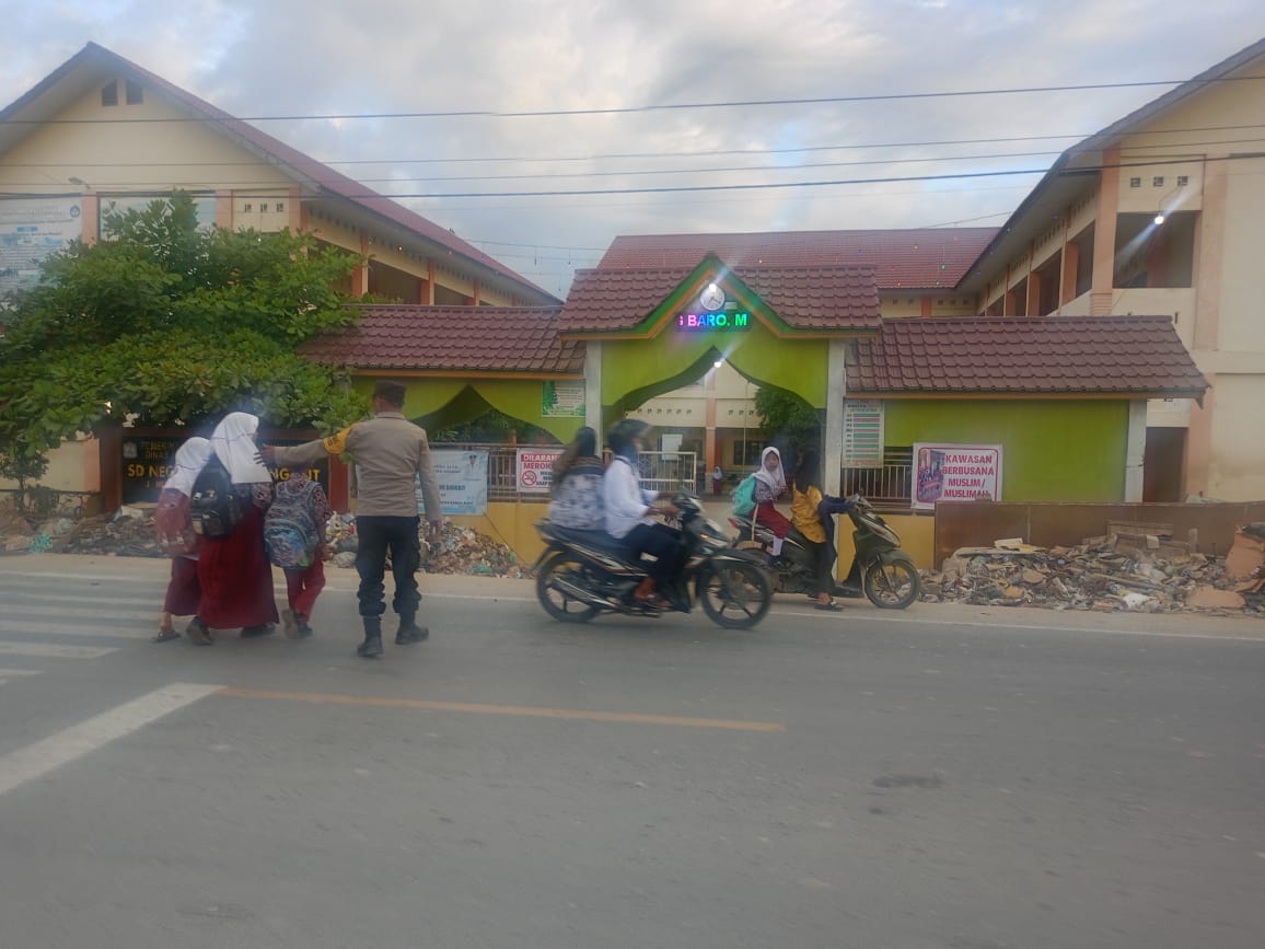 Polsek Manyak Payed Laksanakan Strong Point Pagi di Sekitar Sekolah