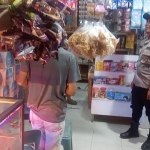 Patroli Malam Polsek Sungai Raya Pantau Aktivitas Warga di Labuhan Keude
