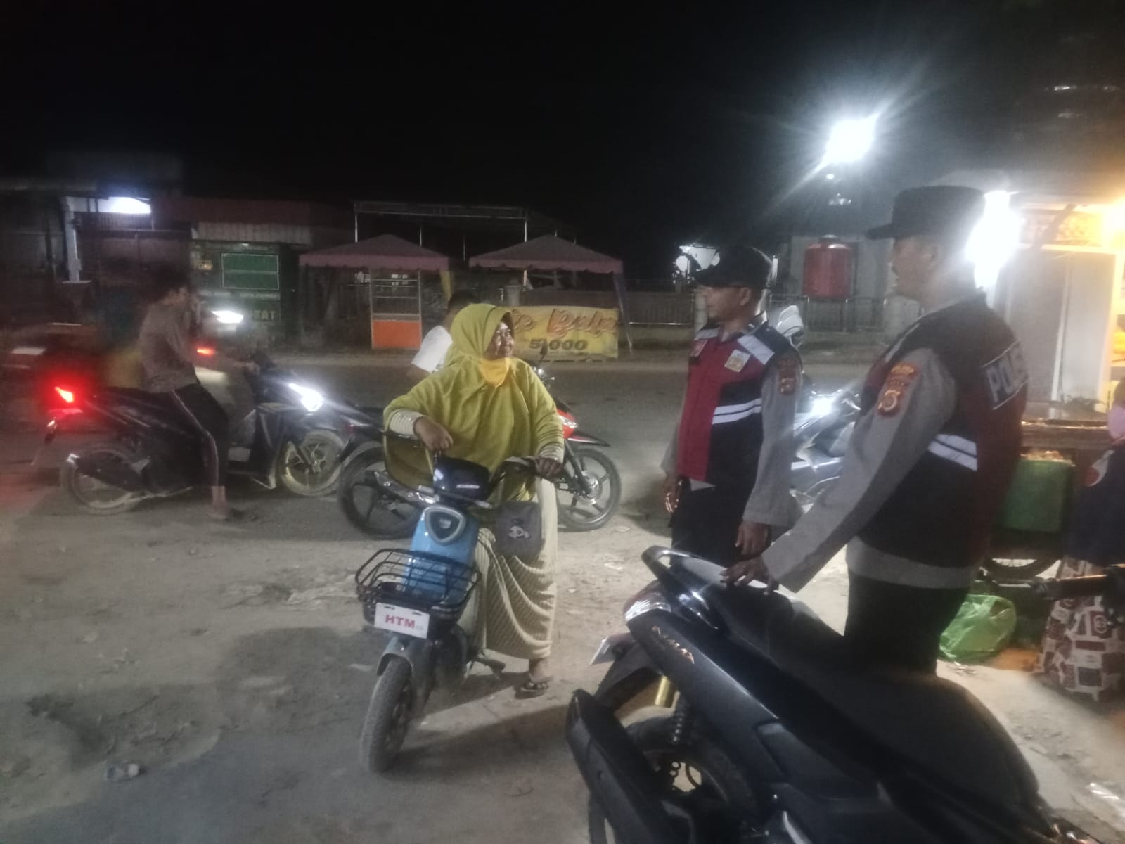 Patroli Malam Polsek Manyak Payed Pantau Aktivitas Warga di Jalur Lintas