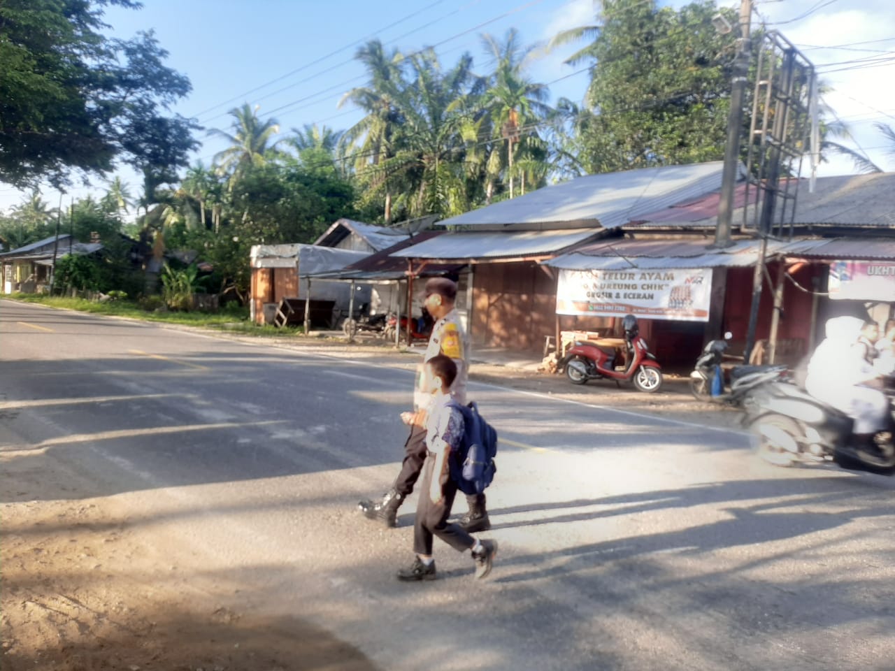 Pengaturan Lalin Pagi Polsek Sungai Raya Pastikan Aktivitas Sekolah Berjalan Lancar