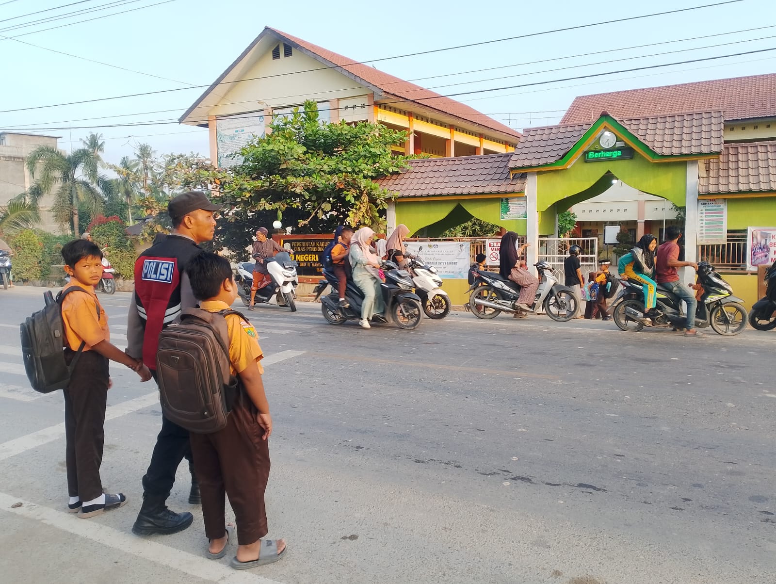 Polsek Manyak Payed Laksanakan Pengaturan Lalu Lintas Pagi di Sekitar Sekolah
