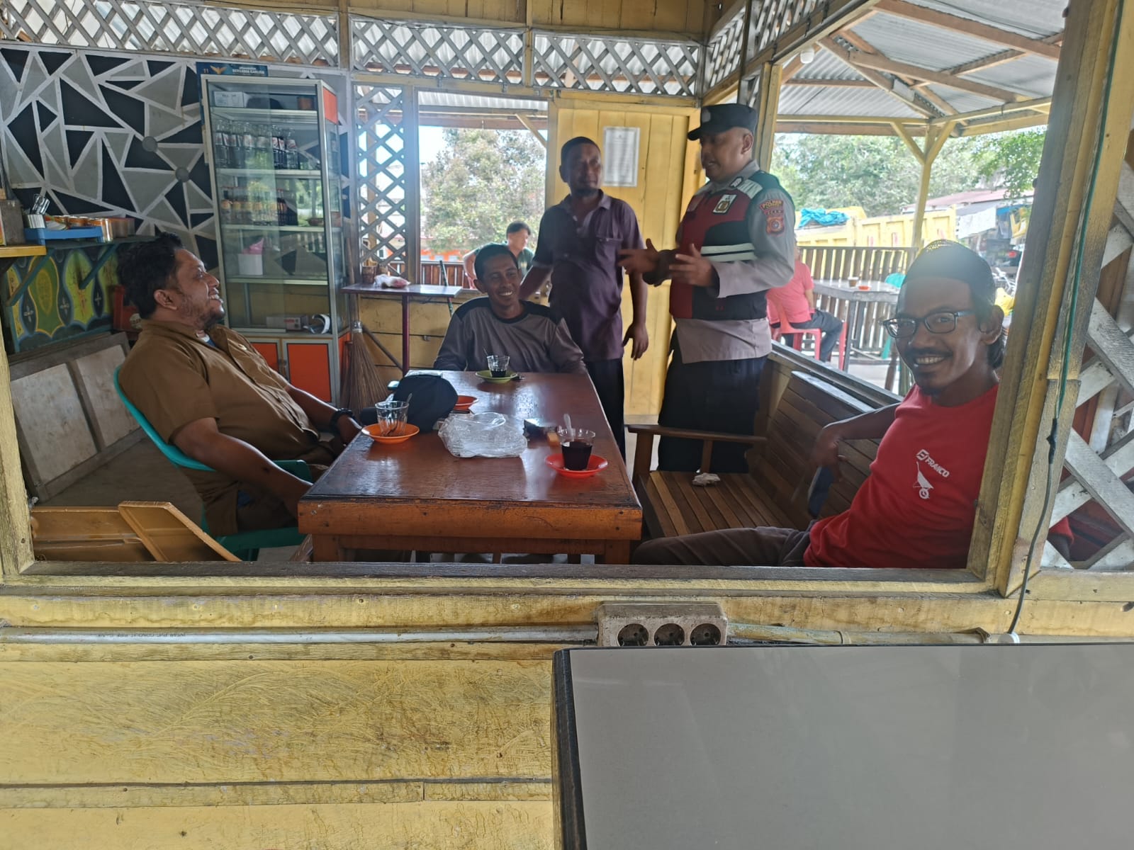 Patroli Polsek Manyak Payed Pantau Aktivitas Masyarakat