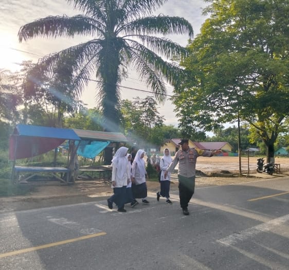 Pengaturan Lalu Lintas Pagi Polsek Sungai Raya Ciptakan Arus Kendaraan Tertib