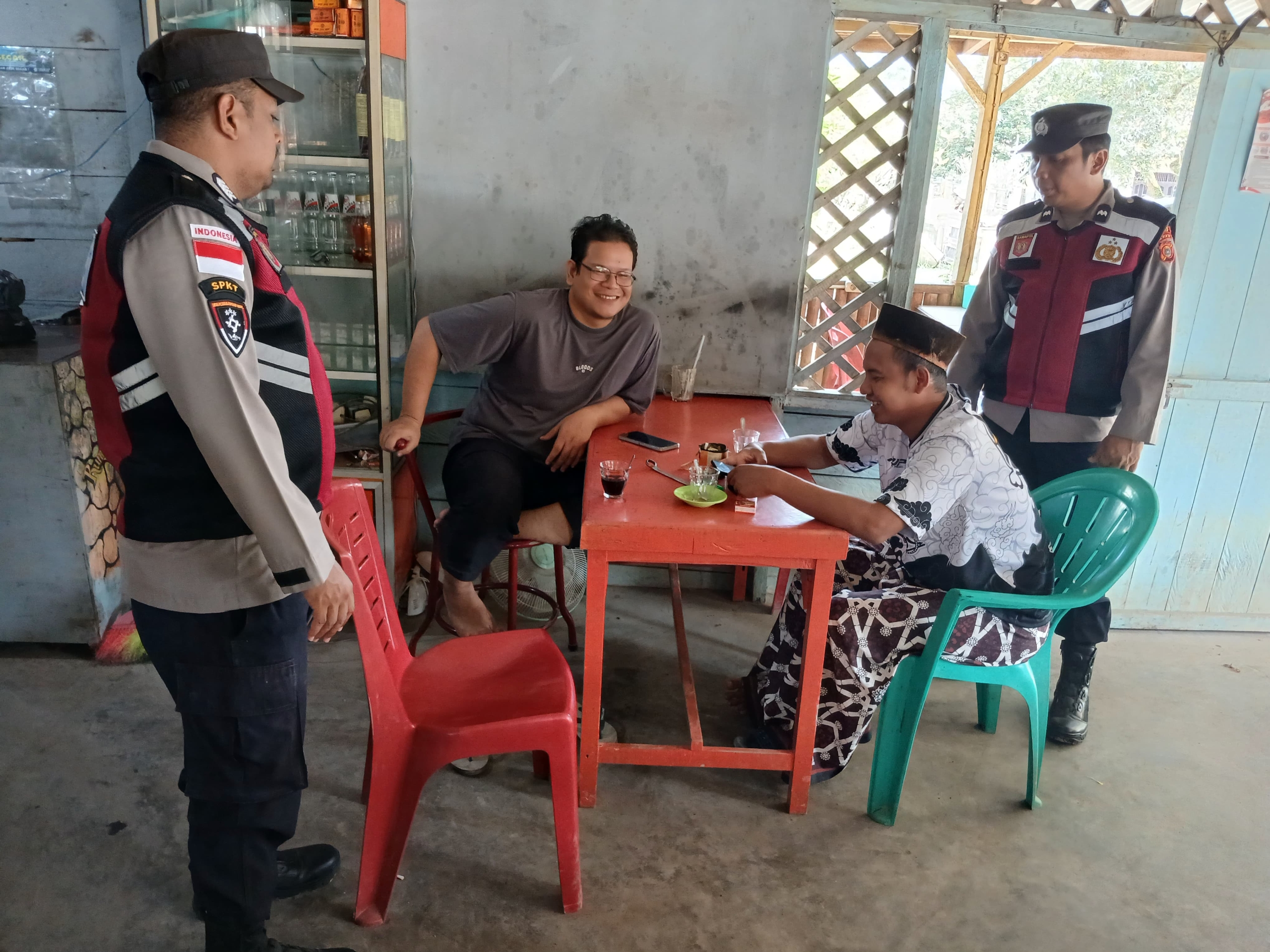 Patroli Polsek Manyak Payed Pantau Aktivitas Masyarakat