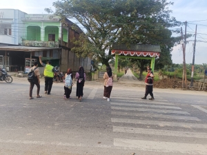 Polsek Manyak Payed Laksanakan Strong Point Pagi di Lingkungan Sekolah