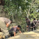 BKO Brimob Nusantara Laksanakan Gotong Royong Pasca Banjir di Manyak Payed
