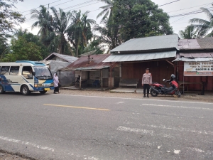 Pengaturan Lalu Lintas Pagi Polsek Sungai Raya di Kawasan Sekolah