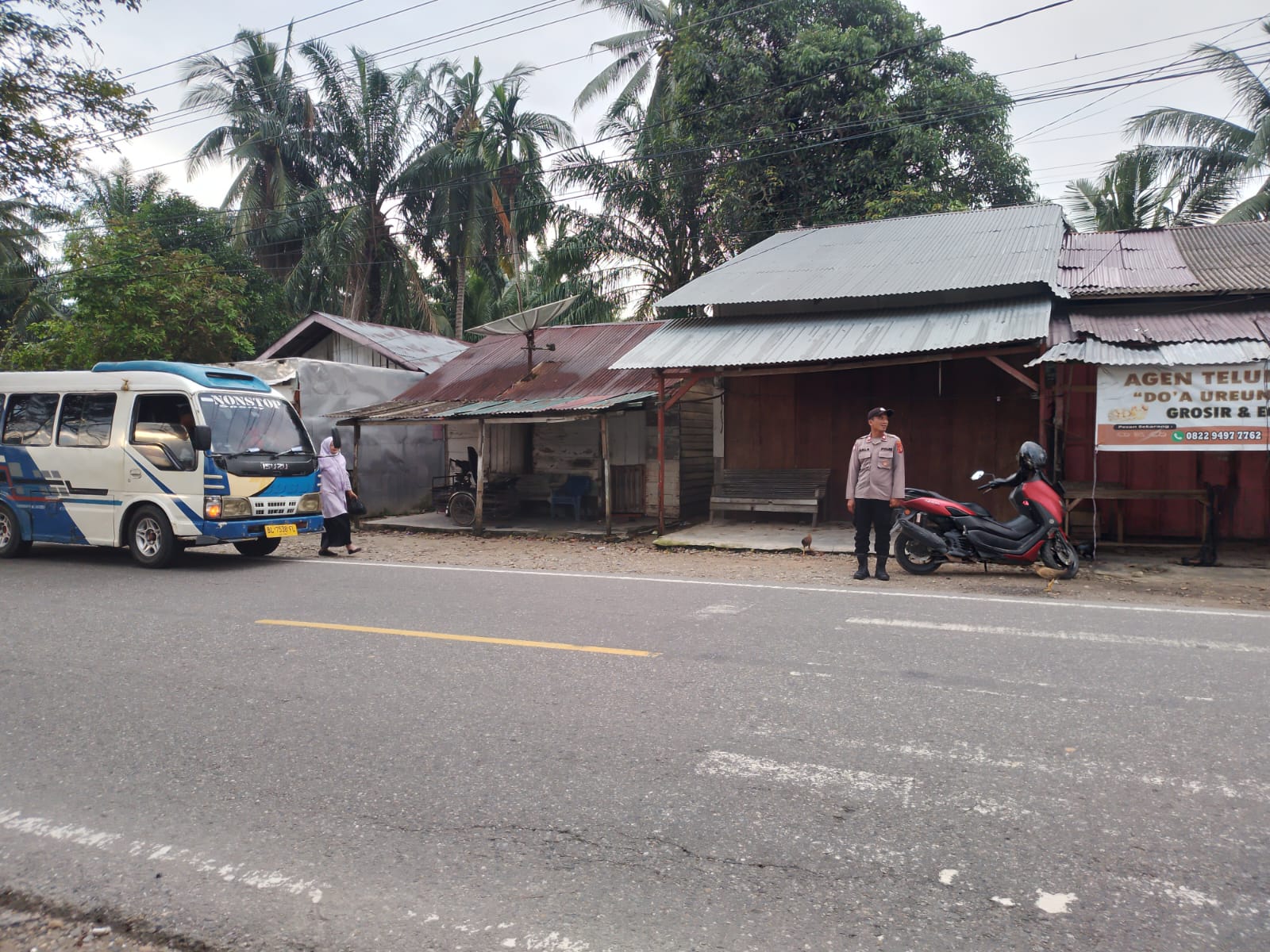 Pengaturan Lalu Lintas Pagi Polsek Sungai Raya di Kawasan Sekolah