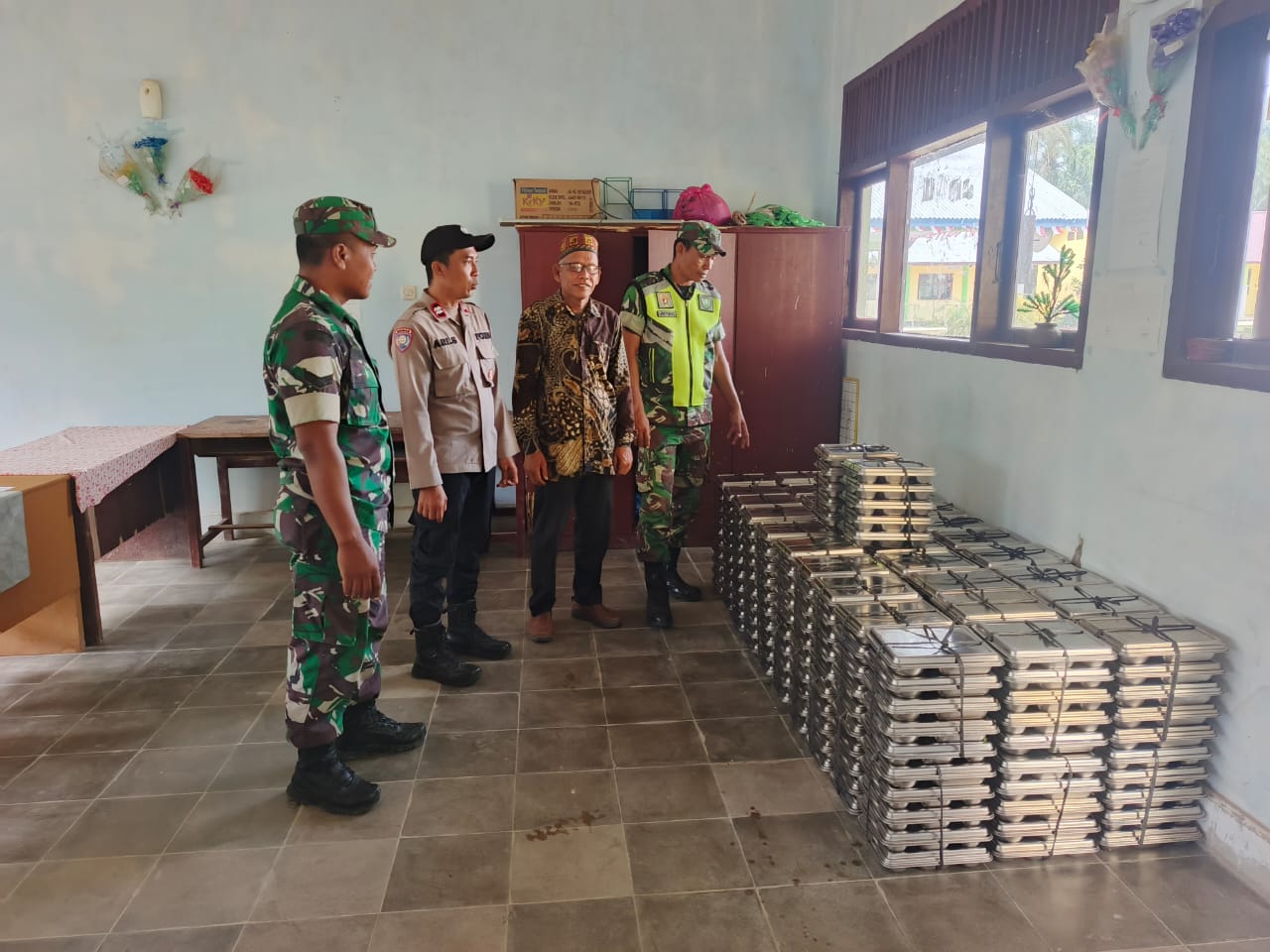 Polsek Sungai Raya Kawal Distribusi Makan Bergizi Gratis untuk Ribuan Pelajar di Sungai Raya