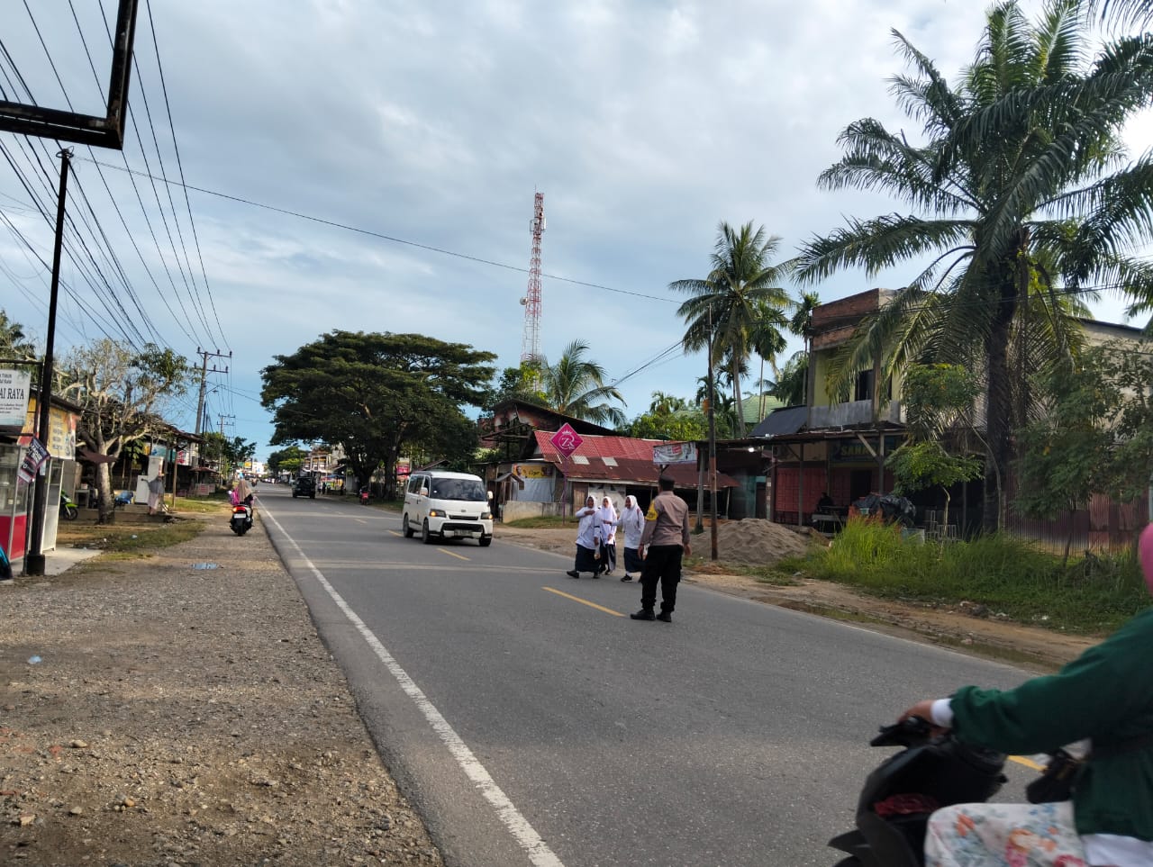Polsek Sungai Raya Laksanakan Protap 01 Demi Kelancaran Lalu Lintas dan Keselamatan Pelajar