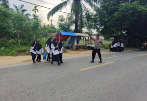 Polsek Sungai Raya Laksanakan Protap 01 dan Pengaturan Lalu Lintas di Kawasan Sekolah
