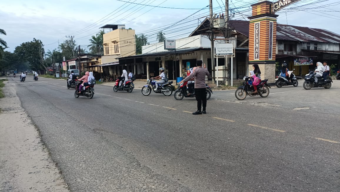 Protap 01 Polsek Birem Bayeun Fokus Pengaturan Lalu Lintas Pagi Hari