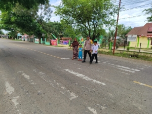 Personel Polsek Birem Bayeun Laksanakan Protap 01 dan Pengaturan Lalu Lintas di Titik Rawan Kepadatan
