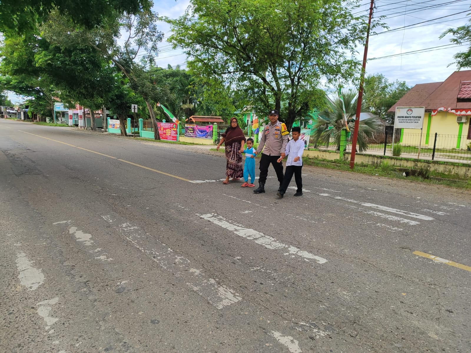 Personel Polsek Birem Bayeun Laksanakan Protap 01 dan Pengaturan Lalu Lintas di Titik Rawan Kepadatan