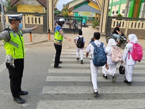 Strong Point Pagi Satlantas Langsa Lancarkan Arus Lalu Lintas Jalan Ahmad Yani
