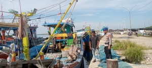 Patroli Dialogis Pol Airud Polres Langsa Awasi Aktivitas Nelayan Kuala Langsa