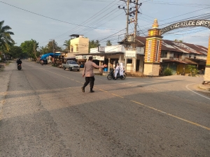 Personel Polsek Birem Bayeun Laksanakan Protap 01 untuk Wujudkan Kamseltibcarlantas Pagi Hari