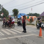 Polsek Manyak Payed Laksanakan Pengaturan Lalu Lintas Pagi di Lingkungan Sekolah