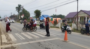 Polsek Manyak Payed Laksanakan Pengaturan Lalu Lintas Pagi di Lingkungan Sekolah