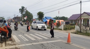 Polsek Manyak Payed Laksanakan Gatur Lalin dan Pemeliharaan Kamtibmas di Lingkungan Sekolah