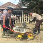BKO Brimob Nusantara Laksanakan Gotong Royong Pasca Banjir di Manyak Payed