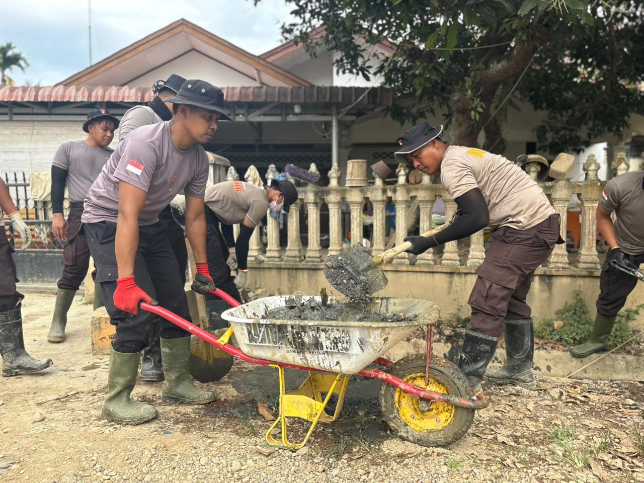BKO Brimob Nusantara Laksanakan Gotong Royong Pasca Banjir di Manyak Payed
