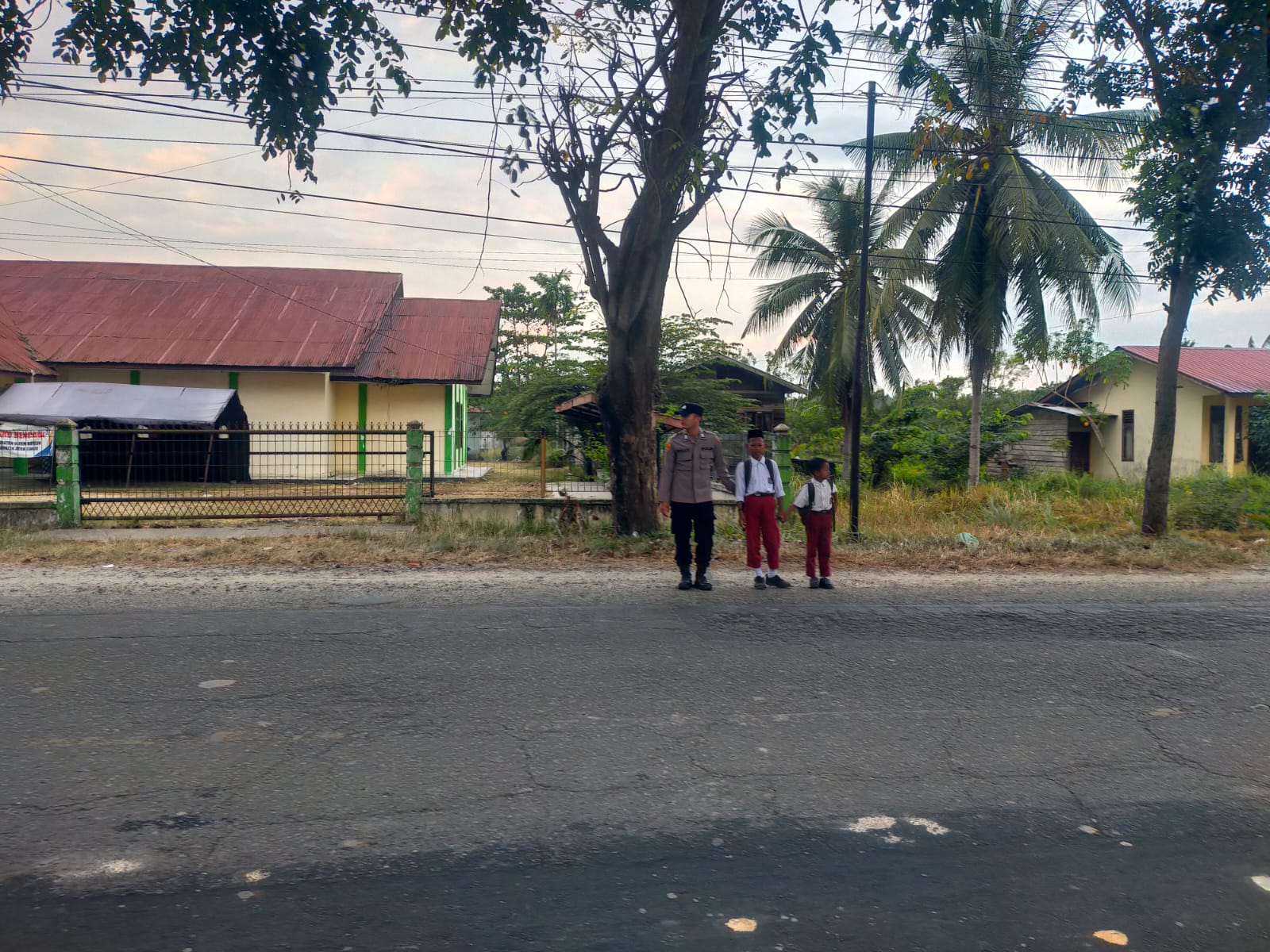 Strong Point Pagi Polsek Birem Bayeun Jaga Ketertiban Lalu Lintas