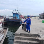 Patroli Dialogis Pol Airud Langsa Awasi Aktivitas Nelayan di TPI Kuala Langsa