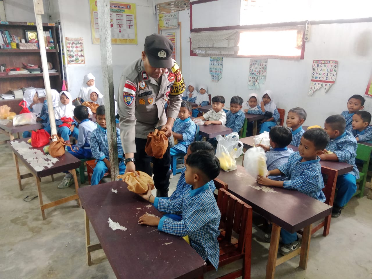 Polsek Birem Bayeun Kawal Program Makan Bergizi Gratis di Aceh Timur