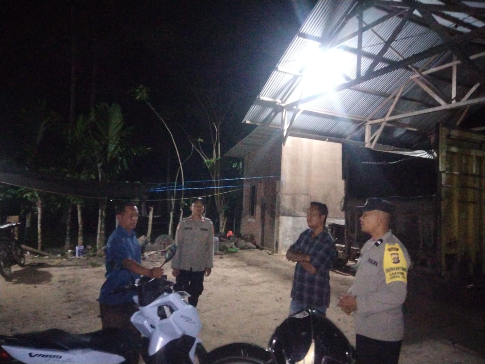 Patroli Malam Polsek Sungai Raya Pantau Aktivitas Warga Desa Alue Rangan