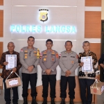 Kapolres Langsa Serahkan Tali Asih Kapolda Aceh kepada Purnawirawan Polri