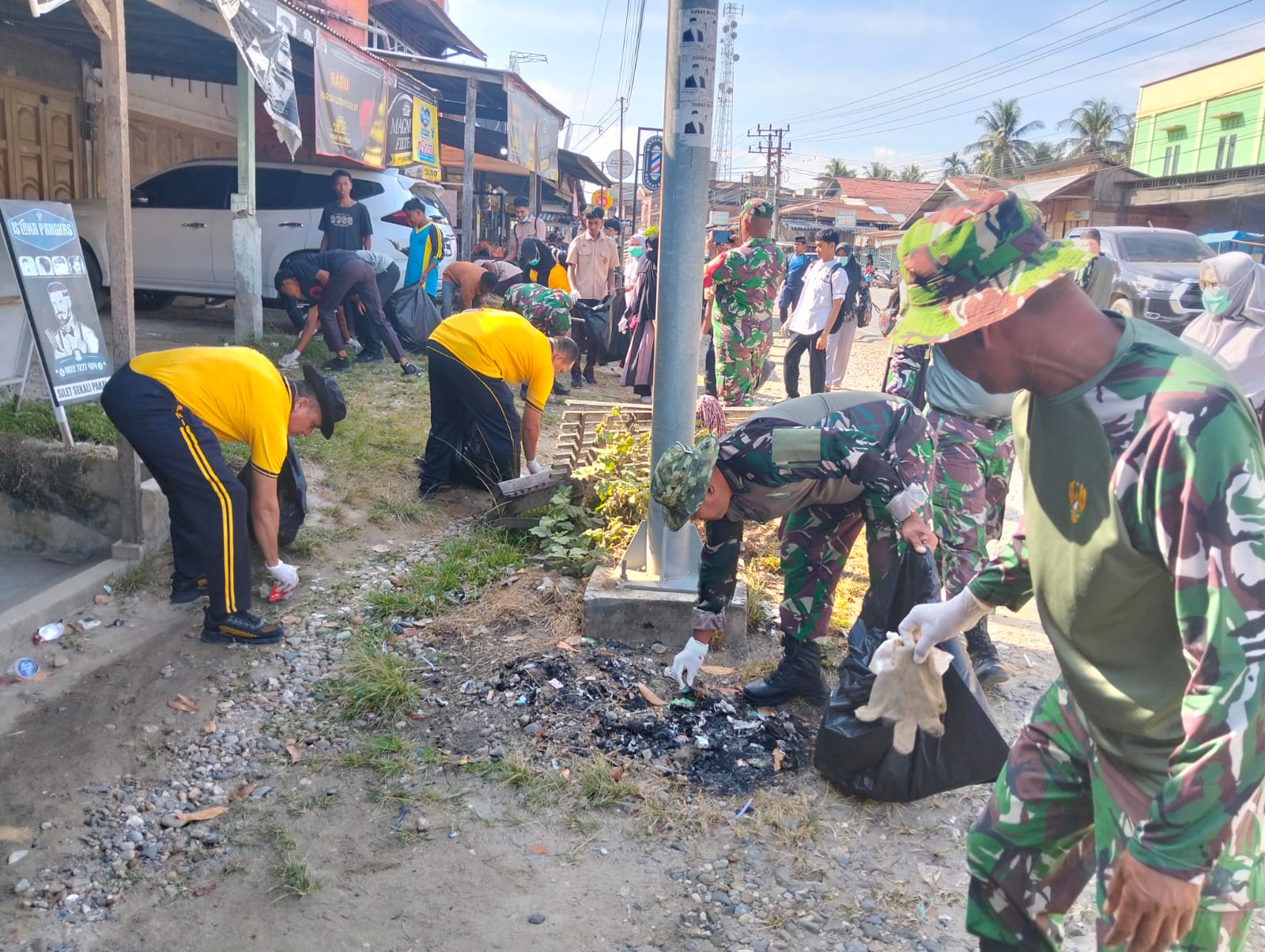 Sinergi TNI-Polri dan Muspika, Pusat Kota Sungai Raya Bersih Jelang Ramadhan