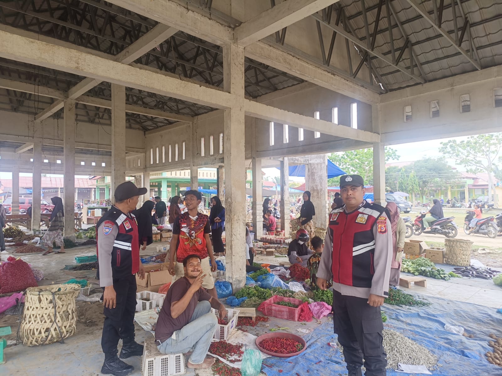 Patroli Siang Polsek Manyak Payed Pantau Aktivitas Warga Pasca Banjir