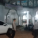 Polsek Birem Bayeun Laksanakan Pengamanan Tarawih, Jamin Kenyamanan Jamaah