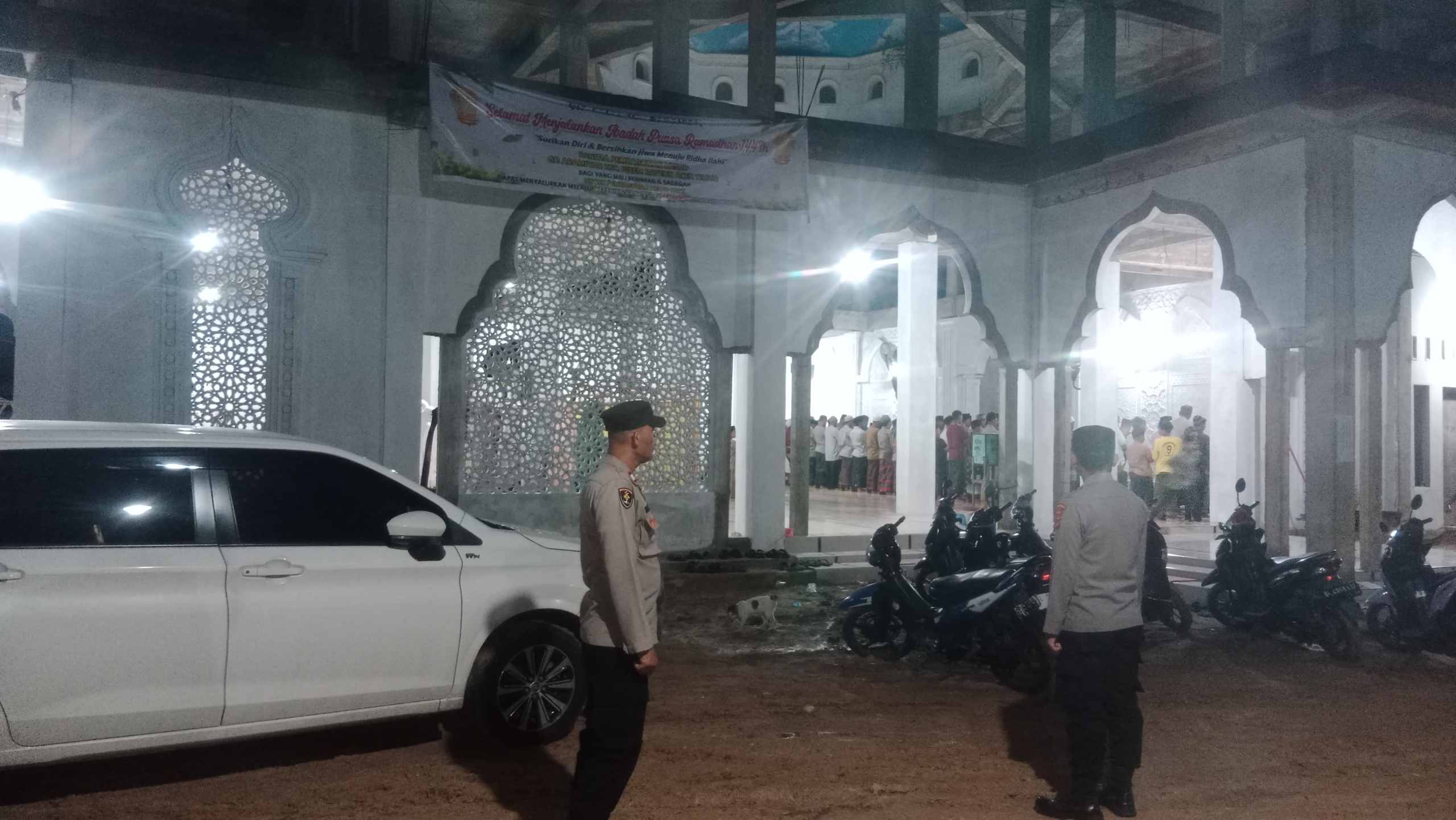 Polsek Birem Bayeun Laksanakan Pengamanan Tarawih, Jamin Kenyamanan Jamaah