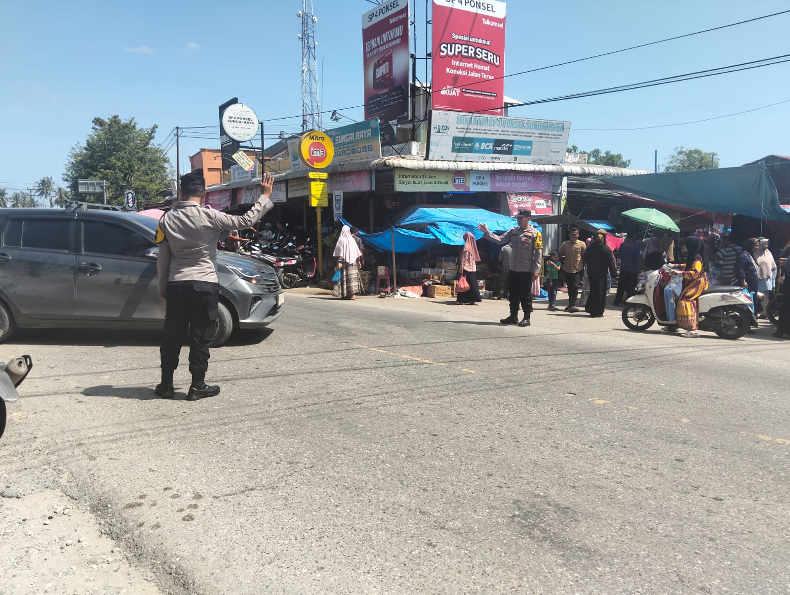 Polsek Sungai Raya Laksanakan Pengaturan Lalu Lintas di Simpang Pasar Pekan Labuhan Keude