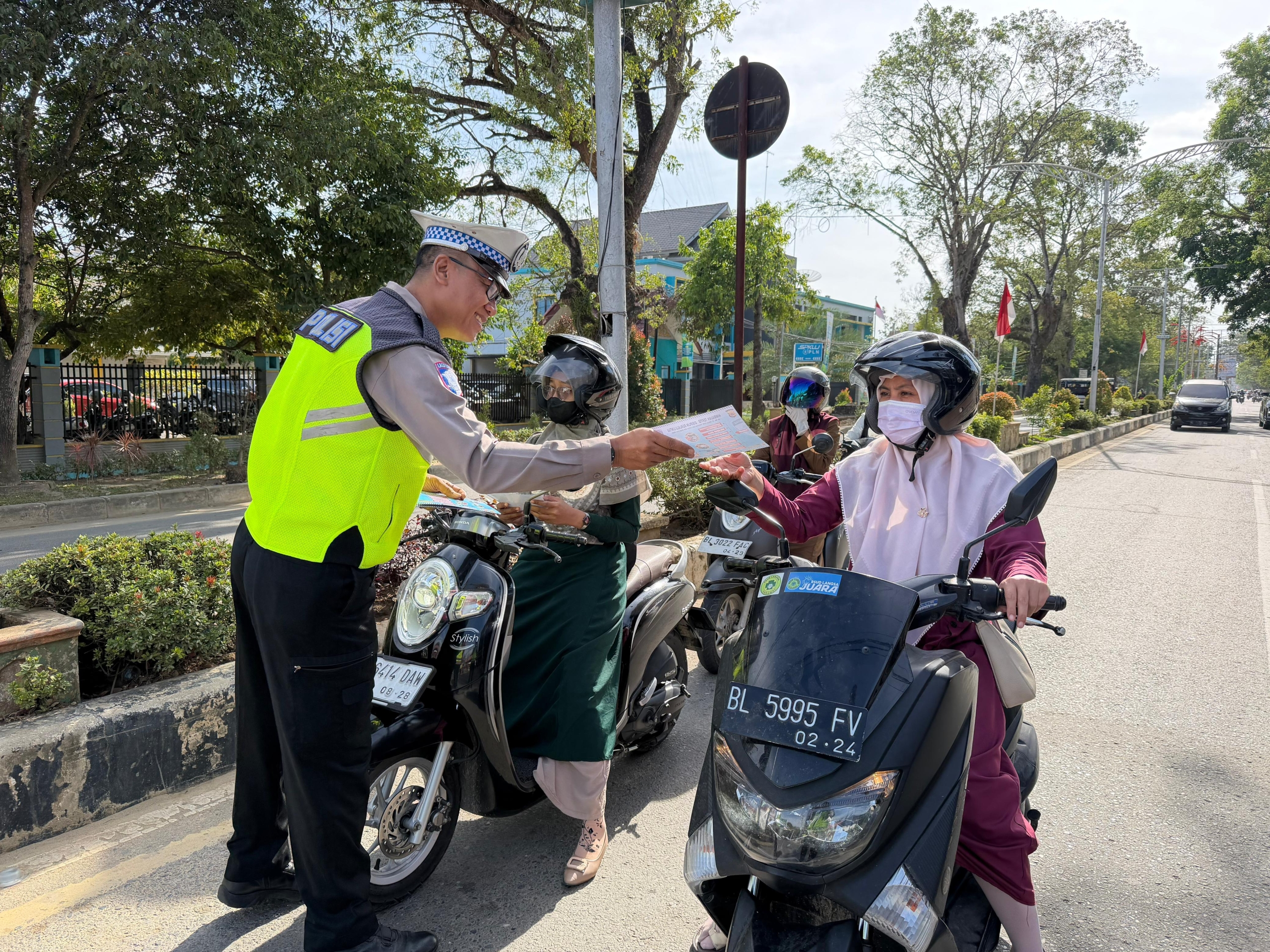Satlantas Polres Langsa Edukasi Pengguna Jalan Melalui Pembagian Brosur Tertib Lalu Lintas