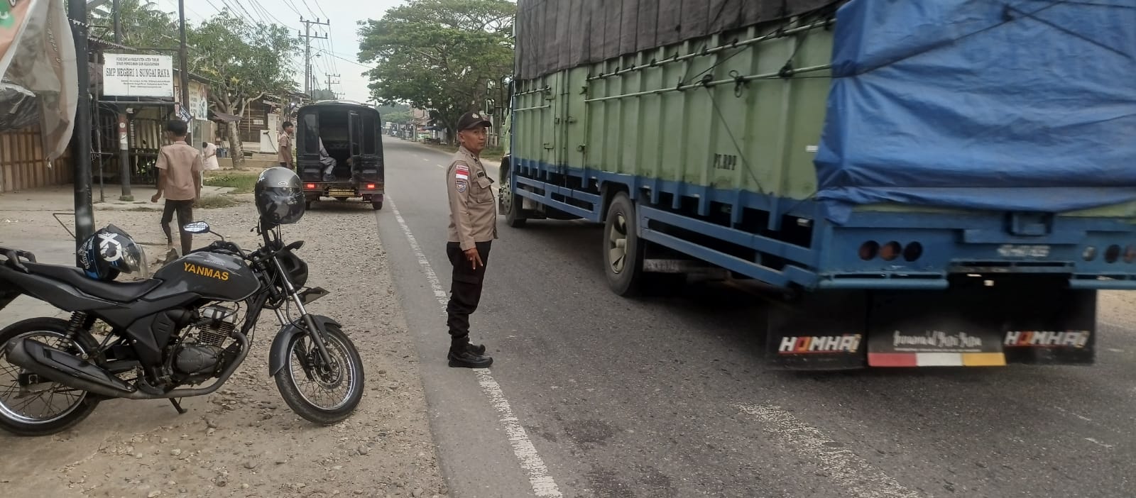 Protap 01 Polsek Sungai Raya Fokus Pengamanan Sekolah dan Kelancaran Arus Pagi
