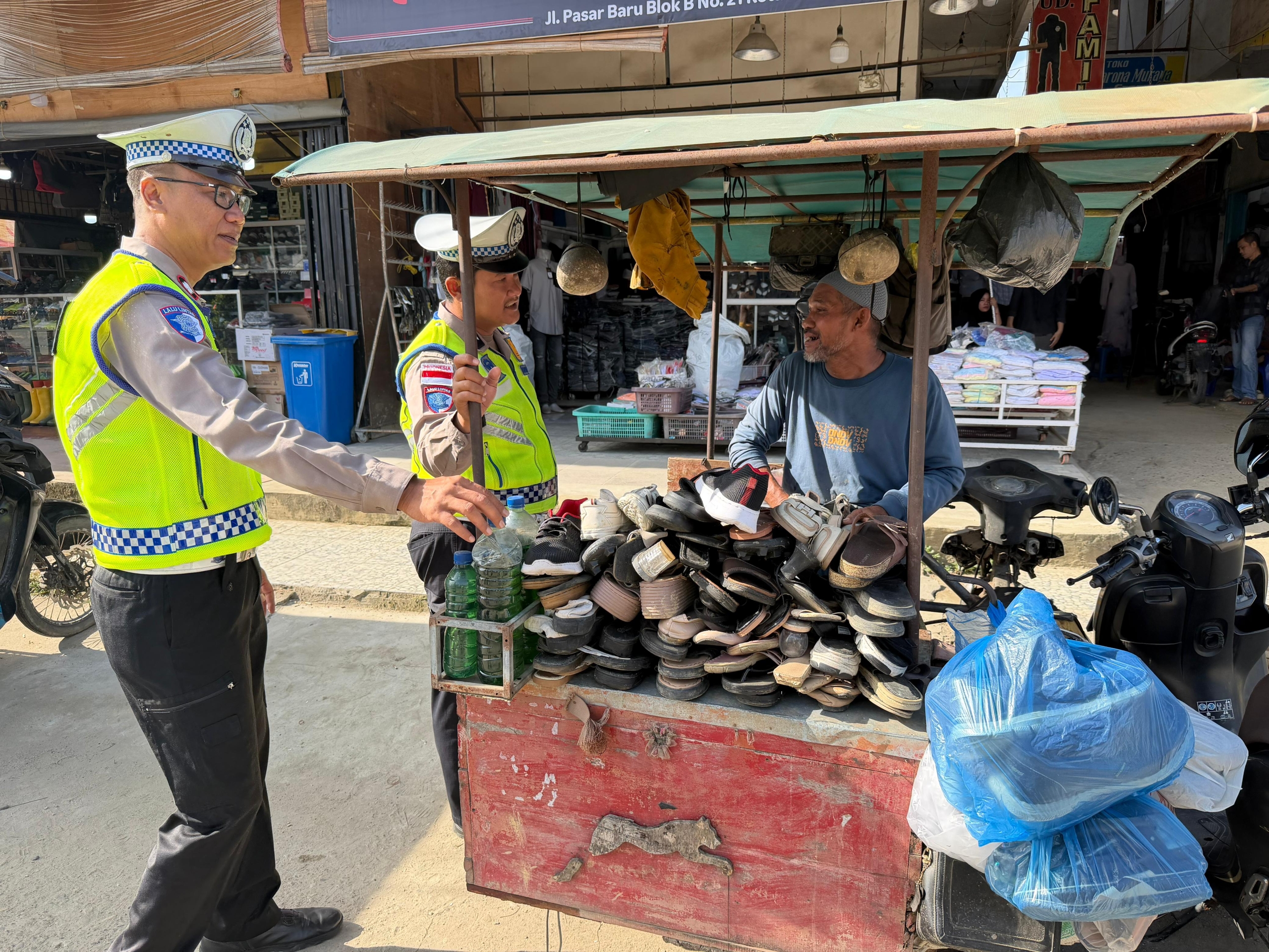 Satlantas Polres Langsa Edukasi Tertib Lalu Lintas bagi Pekerja Jalanan di Kawasan Pasar Ikan