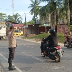 Personel Polsek Sungai Raya Laksanakan Protap 01 untuk Menjaga Kelancaran Arus Lalu Lintas Pagi Hari