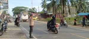 Personel Polsek Sungai Raya Laksanakan Protap 01 untuk Menjaga Kelancaran Arus Lalu Lintas Pagi Hari