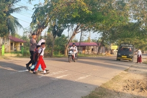 Polsek Birem Bayeun Laksanakan Protap 01 Pengaturan Lalu Lintas di Simpang Keude Birem