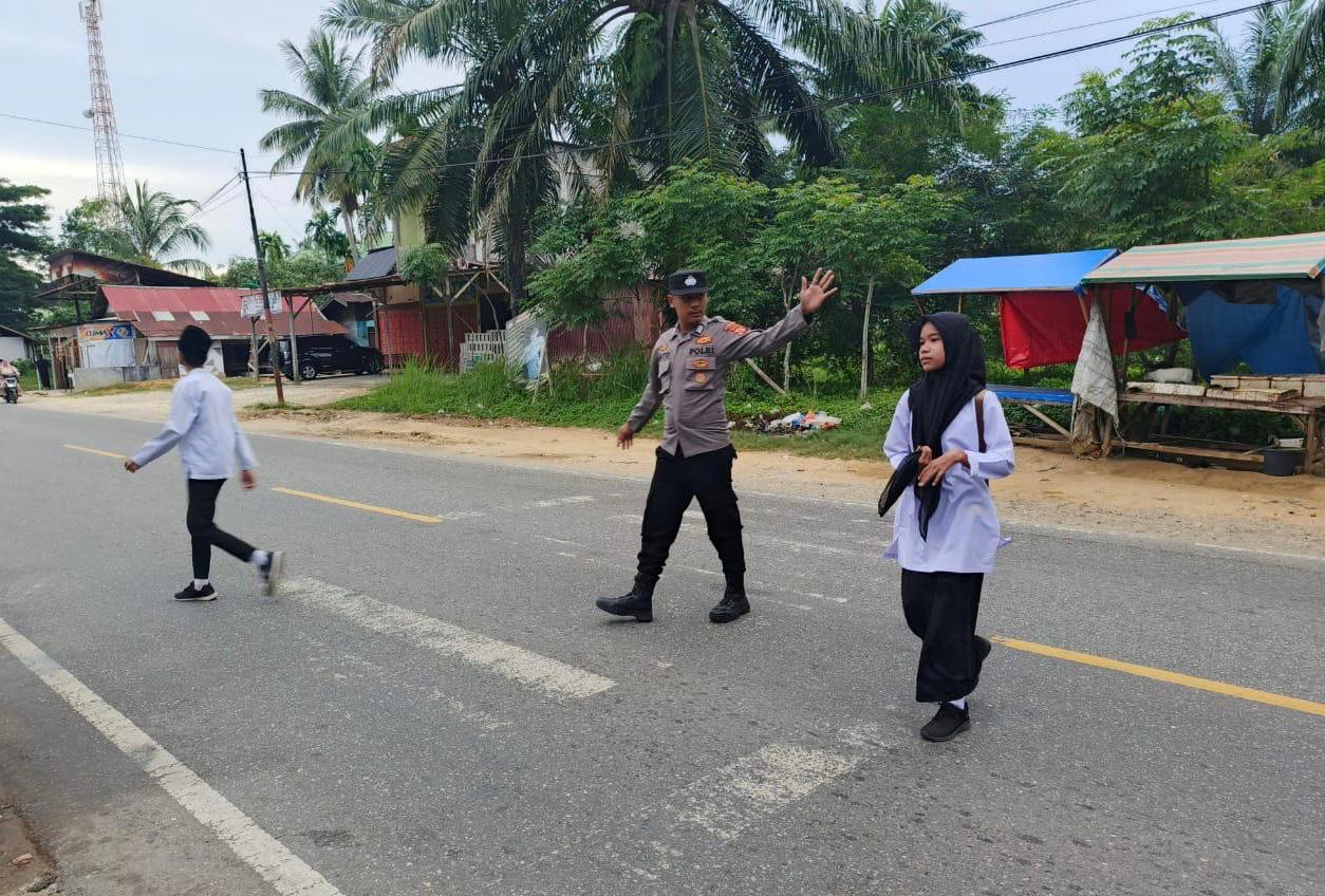 Protap 01 Polsek Sungai Raya Amankan Aktivitas Pelajar di Labuhan Keude