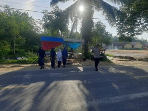 Polsek Sungai Raya Laksanakan Protap 01 Pagi Hari untuk Menjaga Ketertiban Lalu Lintas di Kawasan Sekolah