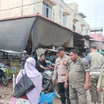 Polsek Langsa Bersama Satpol PP Tertibkan Pedagang Kaki Lima di Pusat Pasar Kota Langsa