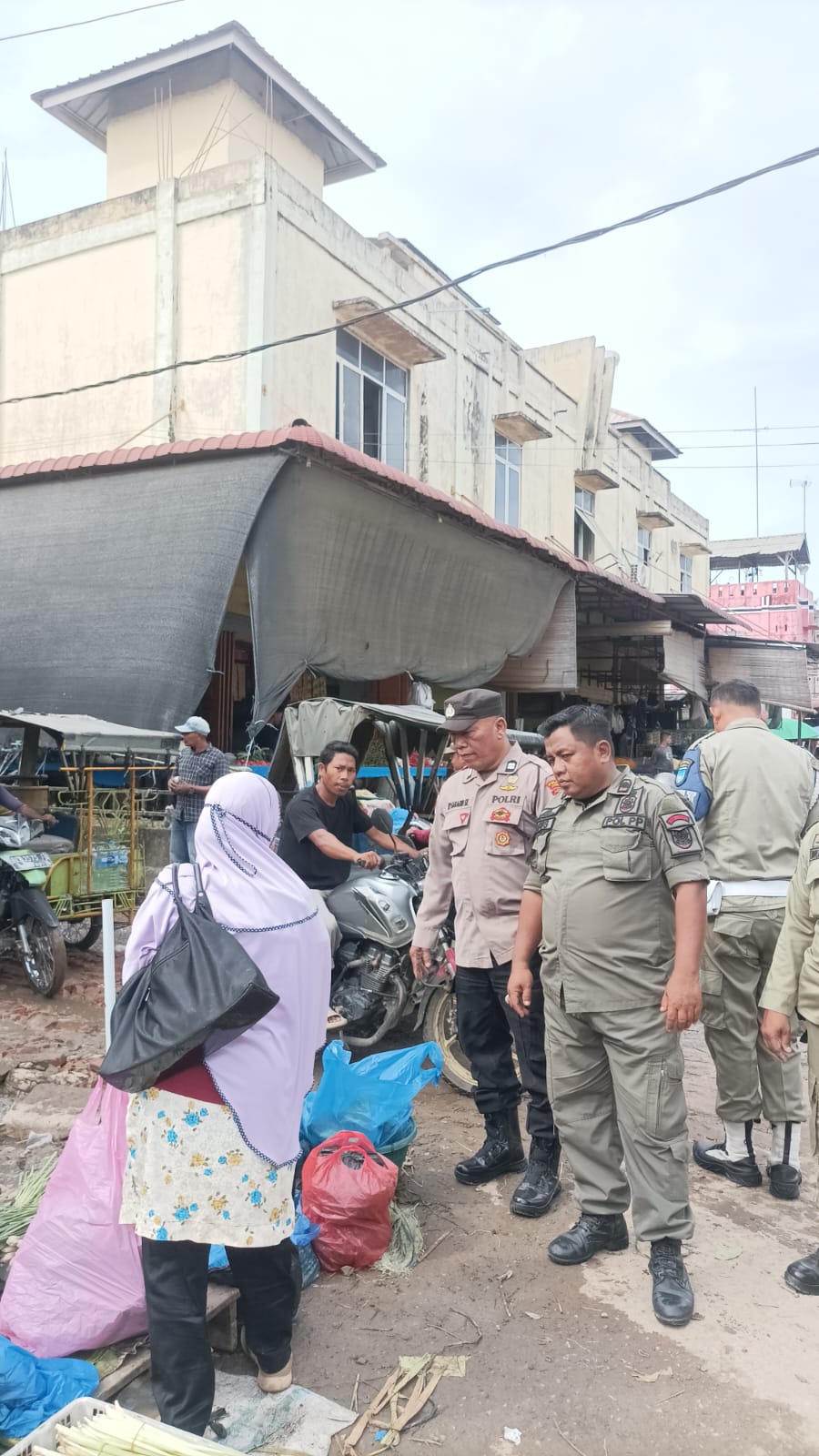 Polsek Langsa Bersama Satpol PP Tertibkan Pedagang Kaki Lima di Pusat Pasar Kota Langsa
